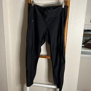 Large under armor 3 quarter length leggings!